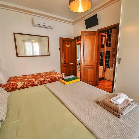 Baronessa Oda ve Kahvaltı 3*