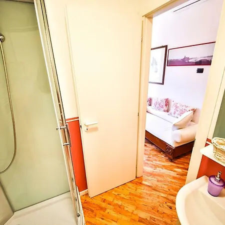 Baronessa Oda ve Kahvaltı 3*